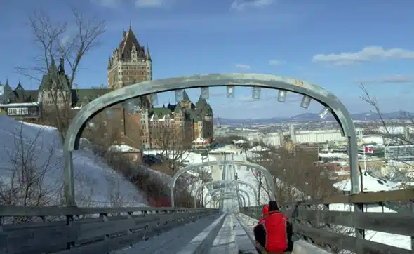 Piste de luge de glisse à Québec.