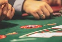 Mains sur table de jeu