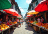 Marché asiatique animé en journée avec fruits colorés