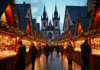 Marché de Noël à Strasbourg au crépuscule avec chalets illuminés et cathédrale