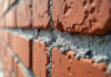 Détail d'un mur en briques avec bande d'arase visible