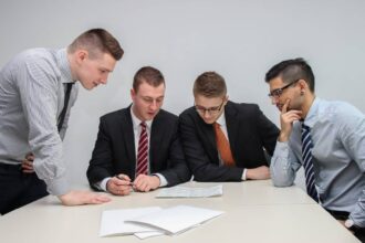 Ingénieurs travaillant ensemble dans un environnement industriel moderne