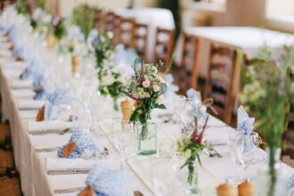 tente élégante installée pour un mariage en plein air