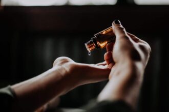 Personne tenant une bouteille en verre ambré dans un contexte de santé
