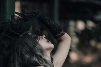 Tenue gothique élégante avec accessoires sombres et maquillage dramatique
