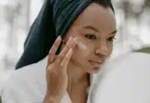 application d'une crème de nuit