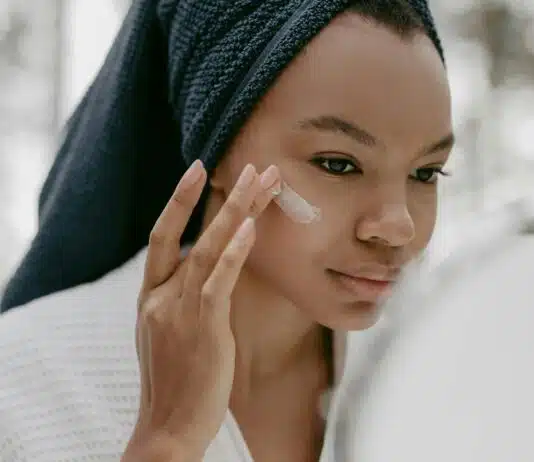 application d'une crème de nuit
