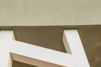 Menuiserie en aluminium moderne avec fenêtres et portes élégantes