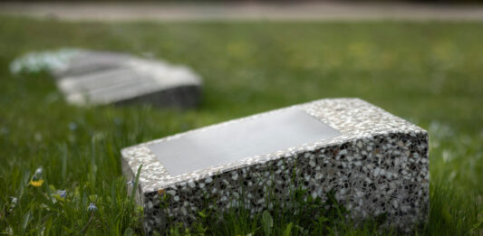 Pourquoi faire le choix de la céramique pour une plaque funéraire ? Pourquoi faire le choix de la céramique pour une plaque funéraire ?