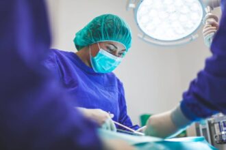 Femme réfléchissant aux avantages de la réduction mammaire