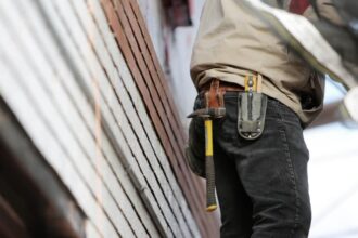 Quincaillerie sur mesure : comment répondre aux besoins spécifiques des chantiers ?