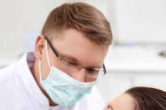 Patient en consultation dentaire pour des soins parodontaux