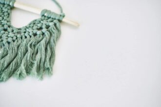 Suspension en macramé ajoutant texture et chaleur à une décoration intérieure