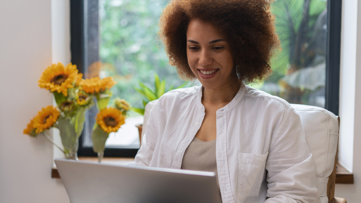 Une jeune femme travaille sur un ordinateur portable