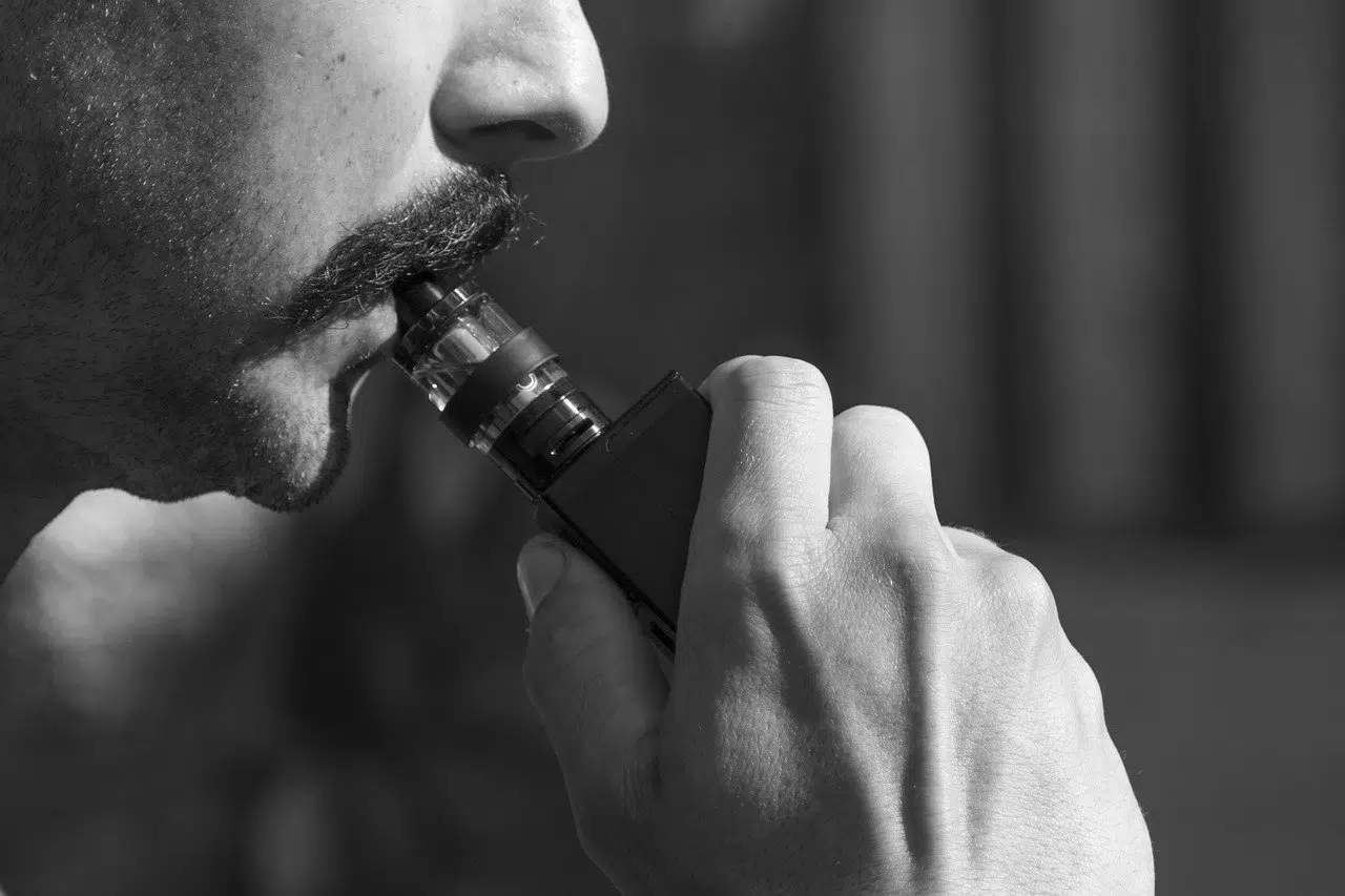 Un homme avec une cigarette électronique