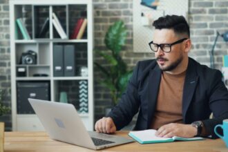 Employé ajustant son écran pour réduire la fatigue visuelle