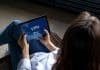 Une femme qui regarde une tablette