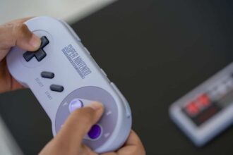 Télécommande Bubendorff pour volets roulants sur fond blanc et gris