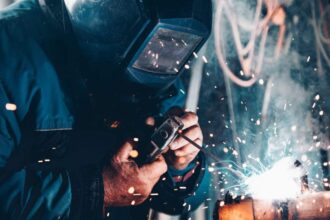 Équipements de soudage et chargeurs de batterie de GYS en production